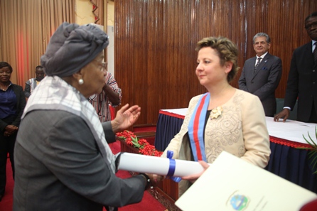President Sirleaf Presents Honoring Certificate to Ambassador Elder